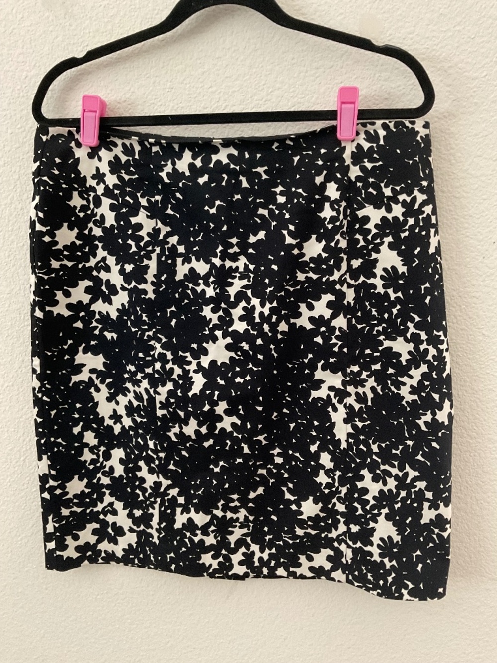 Ann Taylor Black and White Floral Pencil Skirt Size 12 Just above the knee